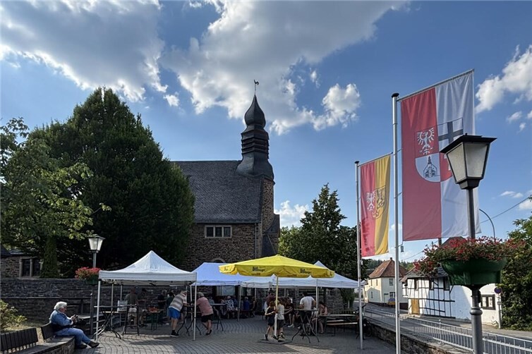 Abschluss des Glasfaserausbaus in Ramersbach erfolgreich gefeiert