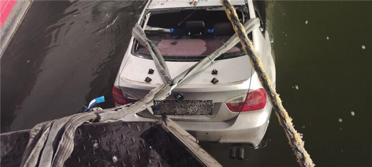 21.01: Einsatz für die Feuerwehr: Auto landet im Rhein