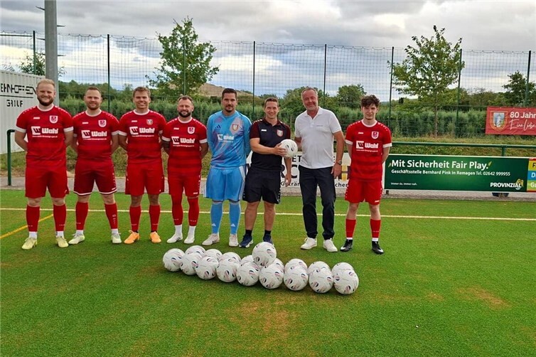 Neue Trainingsbälle für die Seniorenteams des SV Kripp