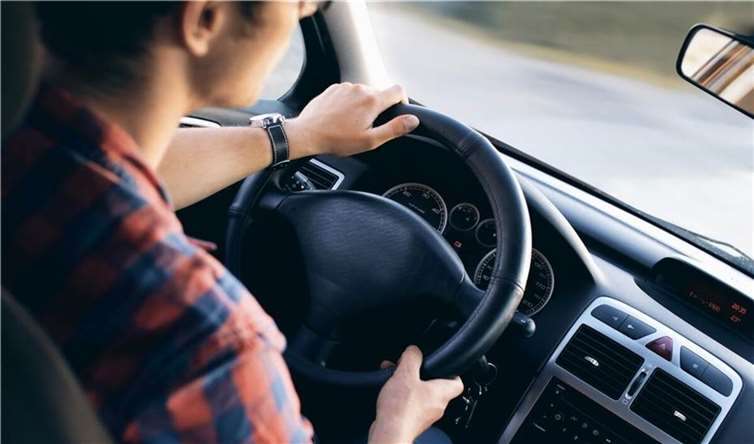 Polizeikontrolle stoppt Unfallverursacher 