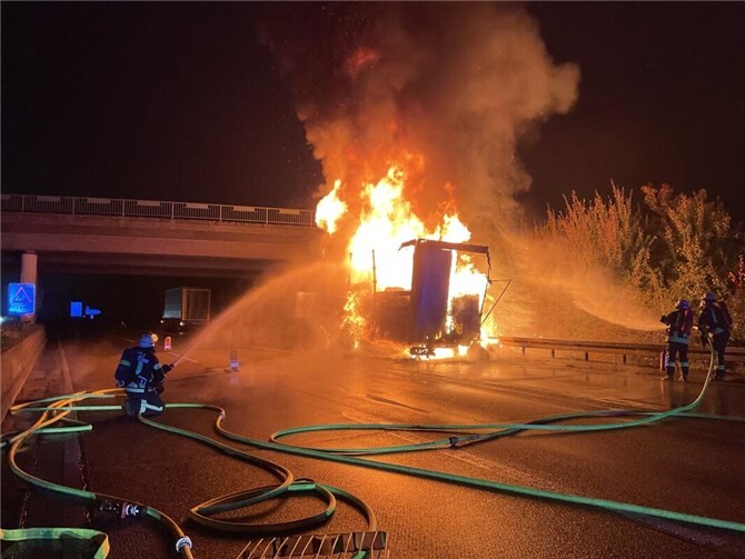 Auch Teile der Böschung fingen Feuer 