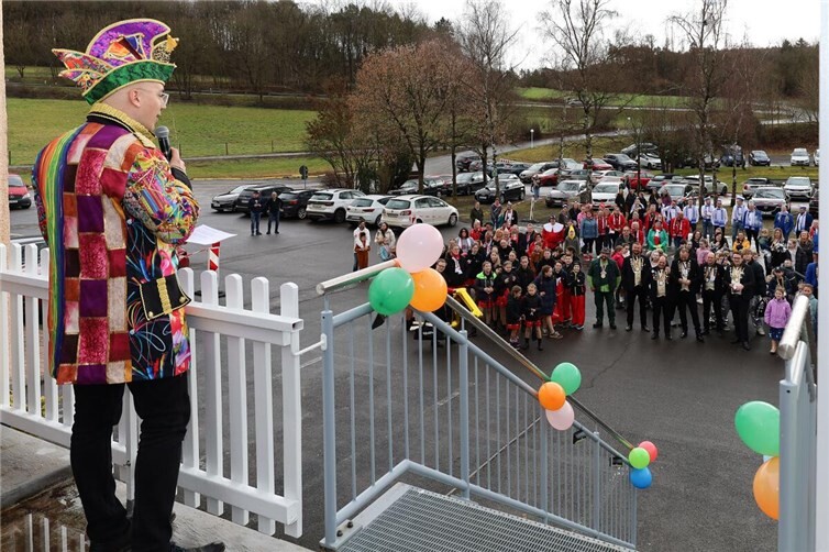 Närrische Übermacht: Jecken stürmen das Rathaus in Altenahr