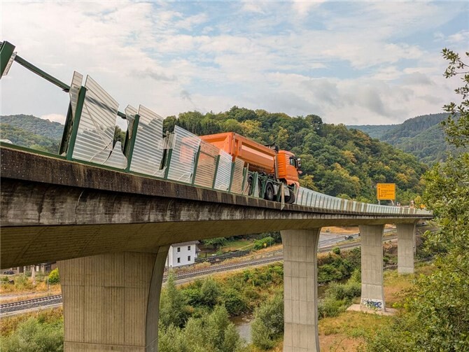 17.07.: Anspruchsvolle Bergung auf der als Hochbrücke verlaufenden B257