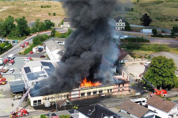 31.07.: Millionenschaden nach Gebäudebrand in Siershahn
