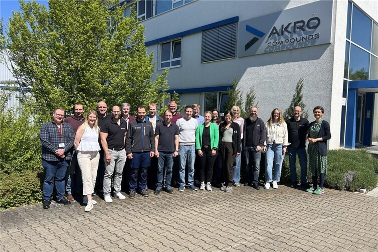 Austausch über aktuelle Entwicklungen - Firma Akro-Plastic GmbH hat eingeladen