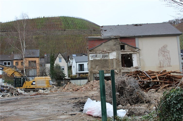Weite Teile der Dernauer Schule bereits abgerissen