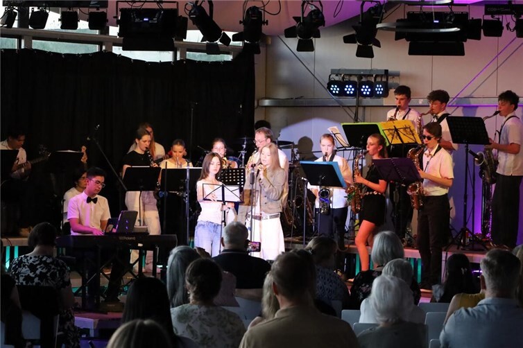 Mitreißendes Bandkonzert am Are-Gymnasium mit vielfältigen Ensembles und Solisten