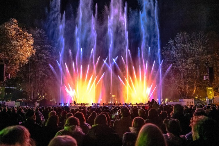 Klangwelle begeistert mit „100 Jahre Flimmerkiste“ im Kurpark