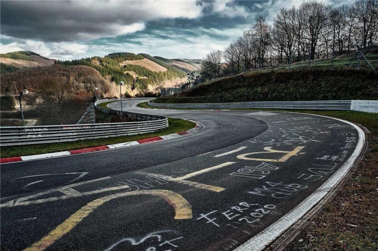 Touristenfahrten auf der Nürburgring-Nordschleife bieten ein atemberaubendes Fahrerlebnis, bergen aber auch Gefahren 