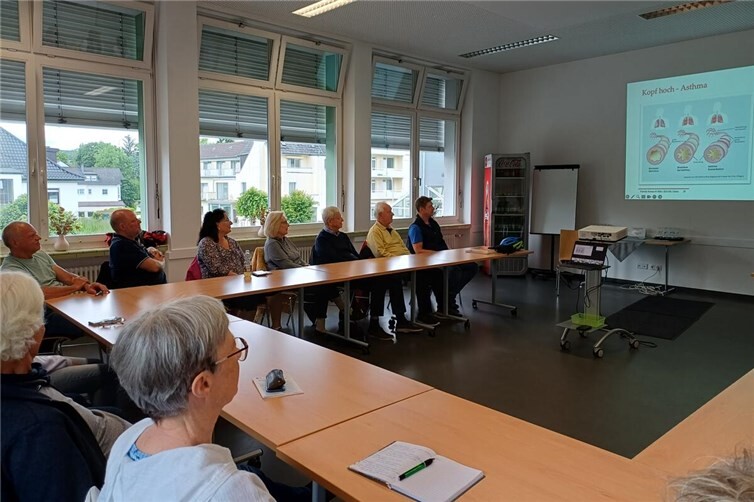 Erste-Hilfe-Kurs für Seniorinnen und Senioren im Mehrgenerationenhaus stößt auf hohes Interesse