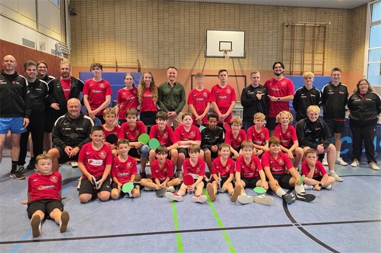 TTV Oberwinter erhält neue Trainingsanzüge und Trikots durch Kubiak Sponsoring