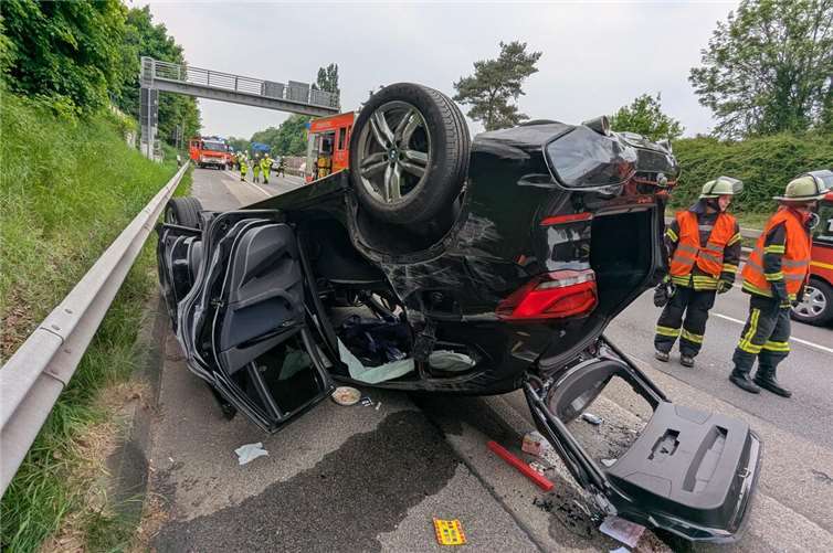 Auto überschlug sich: Eingeklemmte Insassen von Feuerwehr aus Fahrzeug befreit 