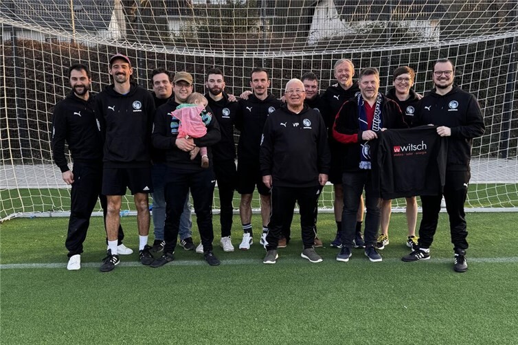 Elektro Witsch sponsert Kapuzenpullover für SG Bachem/Walporzheim Trainer