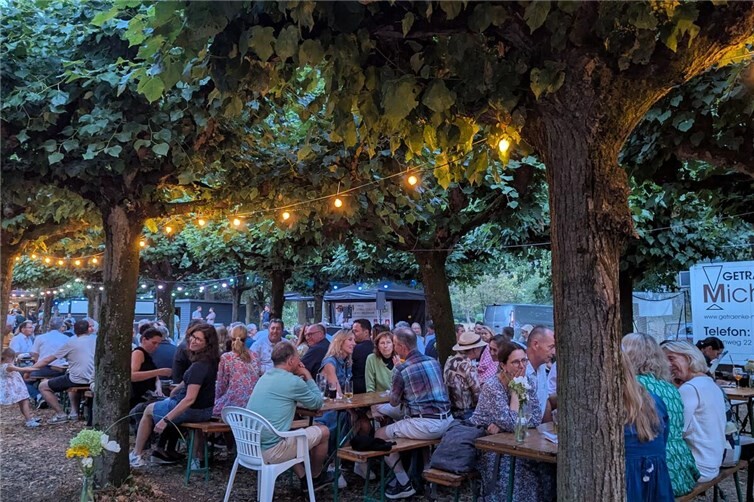 HTC Sommerfest in Bad Neuenahr begeistert mit Grillbuffet und Tanz