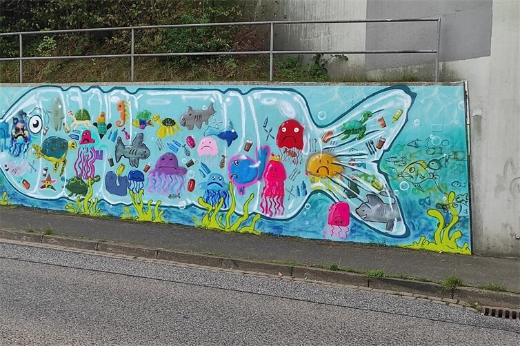 Grundschulkinder gestalten Umweltkunst unter der Autobahn in Grafschaft