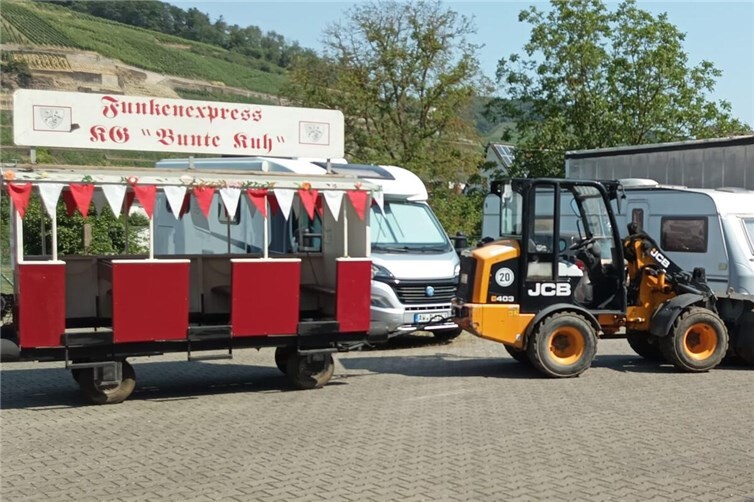 Arbeitstermin der KG Bunte Kuh in Walporzheim mit umfangreichen Wagenarbeiten