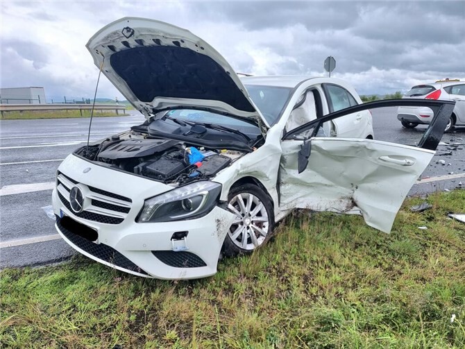 18.05.: B 256: Riesiges Trümmerfeld und zwei Verletzte nach schwerem Unfall bei Kruft