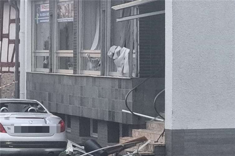 01.08.: Explosion in Mertloch: Unbekannte sprengen Geldautomaten 