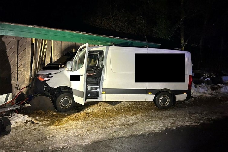 14.01.: Westerwald: Transporter kracht in Pferdestall