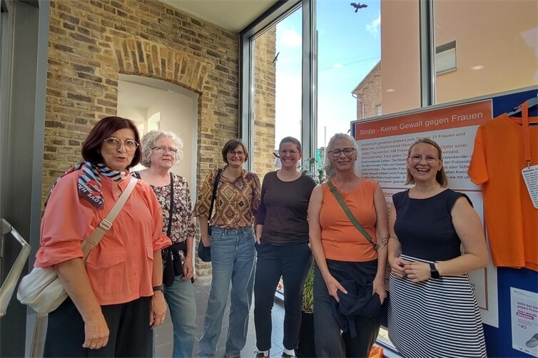 Ausstellung in Grafschaft: Gemeinde setzt Zeichen gegen Gewalt an Frauen
