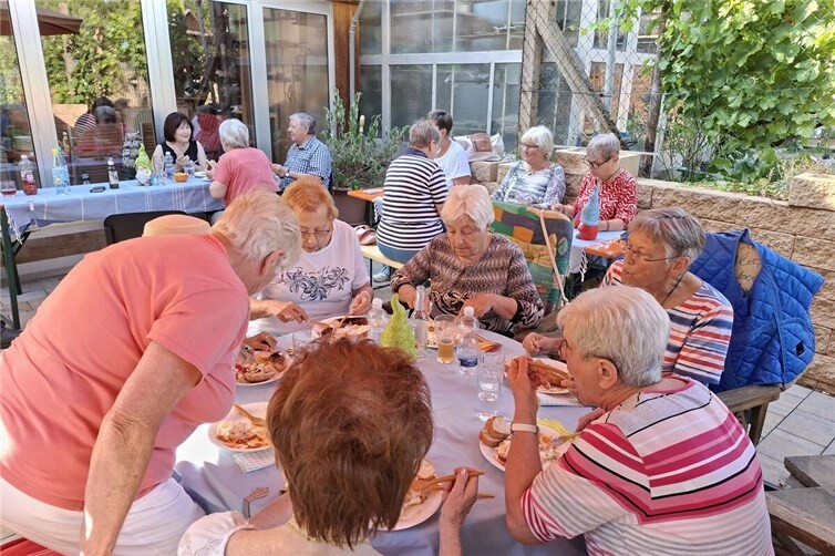 Erfolgreiches Grillfest im Bürgertreff Bachem bei bestem Wetter
