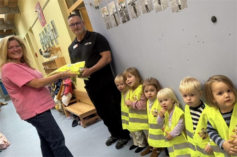 Sichtbar unterwegs: Kleine „Glühwürmchen“ in der Kita Sausewind