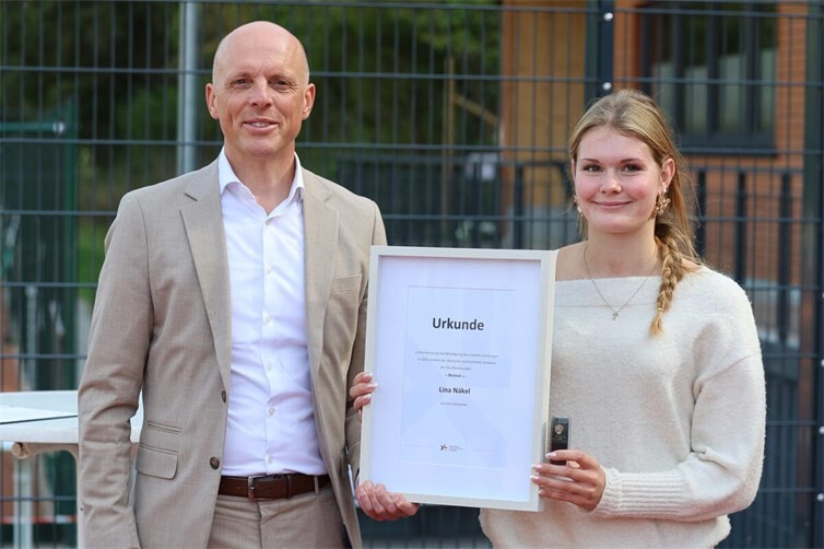 Lina Näkel vom SV Blau-Gelb Dernau erhält DLV-Bestennadel in Bronze
