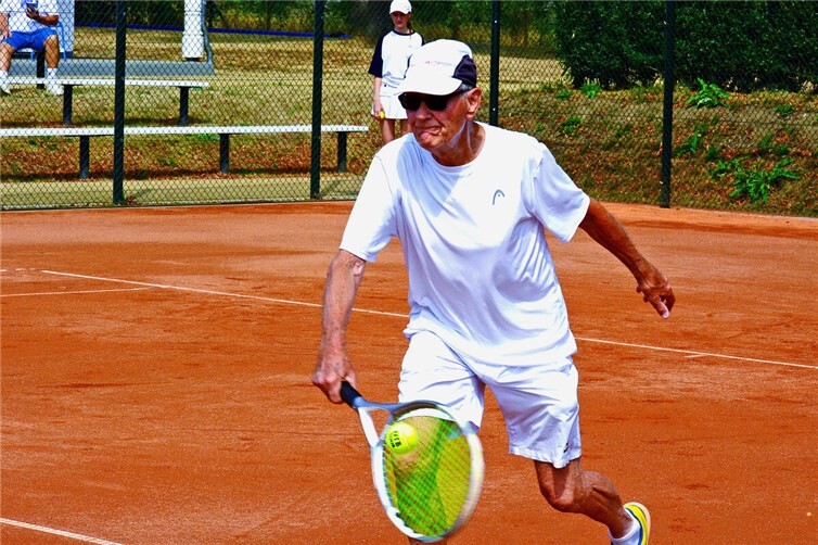 Werner Marx schlug als ältester Spieler bei den 71. Deutschen Tennis-Seniorenmeisterschaften auf
