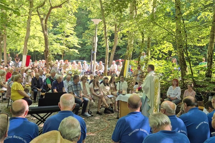 Familiäre Stimmung beim Pfingstwaldfest des Bachemer Männerchors