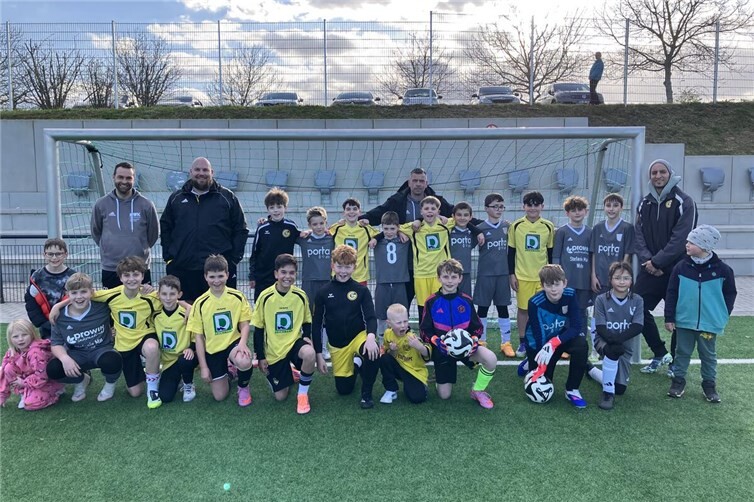 Junges Fußballteam startet mit Freundschaftsspiel in Leimersdorf in die Osterferien