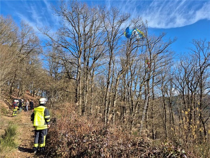 07.02.: Feuerwehr rettet Piloten aus 15 Metern Höhe