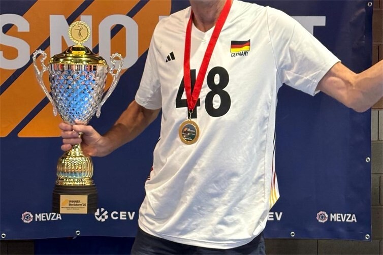 Jan Böhmer vom HTC-Volleyball-Team wird Weltmeister 65+ in Benidorm: