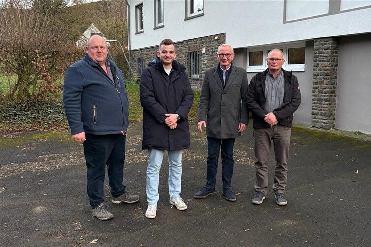 Zustand der L85: Guido Orthen informiert sich in Heckenbach