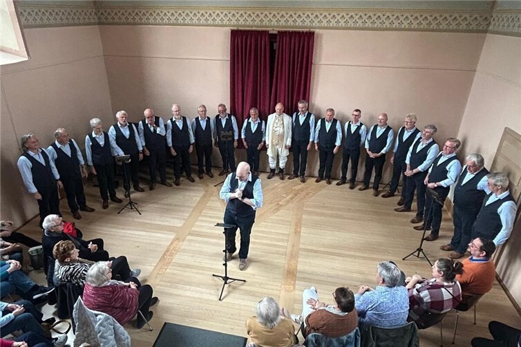Belgischer Männerchor „Het Volgende Punt“ begeistert bei Konzert in Ehemaliger Synagoge