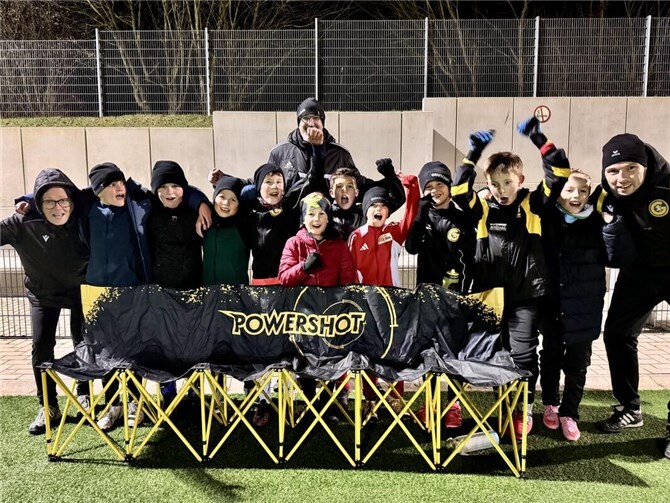 Junge Löwen trainieren erstmals draußen