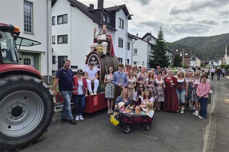 KG „Bunte Kuh“ mit starken Gruppen und Weinmajestäten beim Walporzheimer Weinfest