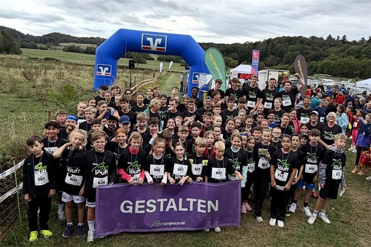 Knapp 100 Schülerinnen und Schüler, Eltern und Lehrkräfte nehmen am 50. Laacher See Naturlauf teil
