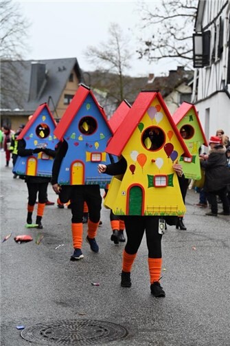 Waldorfer Jecke feiern ausgelassenen Rosenmontagszug