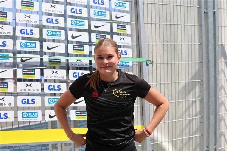 Lina Näkel vom SV Blau-Gelb Dernau glänzt bei Leichtathletik DM der U16 in Bochum-Wattenscheid