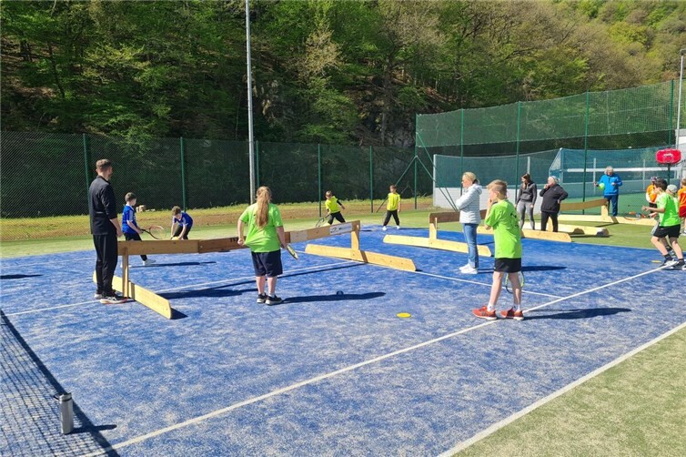 Grundschul-Tenniswettbewerb in Ahrbrück fördert Bewegung und Teamgeist