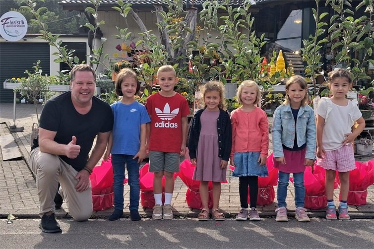 Erstklässler in Hönningen übernehmen Verantwortung mit Apfelbaum zum Schulstart