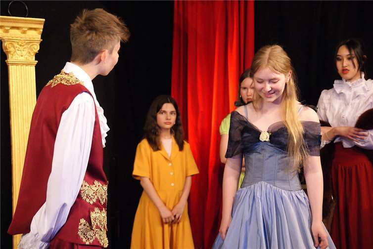 Frischer Wind für ein Märchenklassiker: Kleine Theater-AG setzt Cinderella kreativ in Szene 