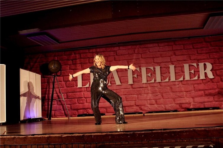 Lisa Feller Comedy-Show in Bad Breisig begeistert Publikum mit Alltagsirrsinn und Charme