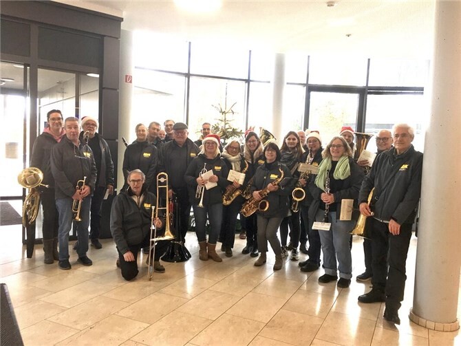 Musikfreunde bringen weihnachtliche Klänge