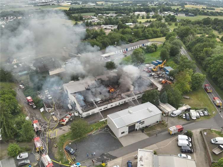 04.06.: Neuwied: Halle von Dachdecker- und Abbruchbetrieb vollständig zerstört 