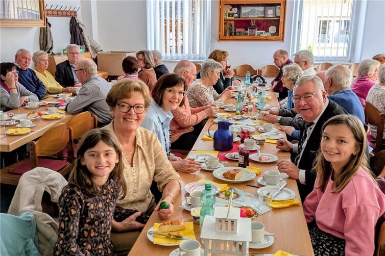 Feierliche Ostermontagsmesse und Osterkranzessen im Dorf
