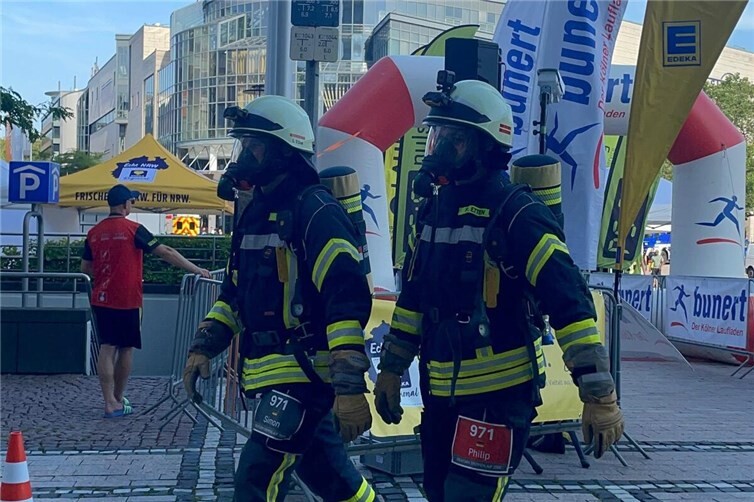 Sechs Feuerwehrleute aus Karweiler beim KölnTurm Treppenlauf