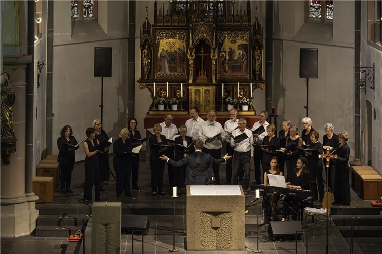 Kammerchor Bad Neuenahr-Ahrweiler begeistert mit romantischem Konzert in Burgbrohl
