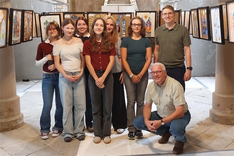 Ausstellung „Lichtblicke“ mit Fensterentwürfen im Hemmessener Dom besichtigen