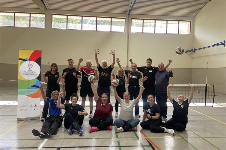 Erfolgreiche Sitzvolleyball Trainerfortbildung in der Brohltalsporthalle
